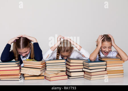 Deux écolières filles s'asseoir avec des livres à son bureau sur la leçon à l'école Banque D'Images