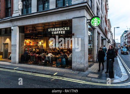 Café Starbucks au coin de Wardour et Hollen Street, Soho, London, W1, Angleterre, Royaume-Uni. Banque D'Images