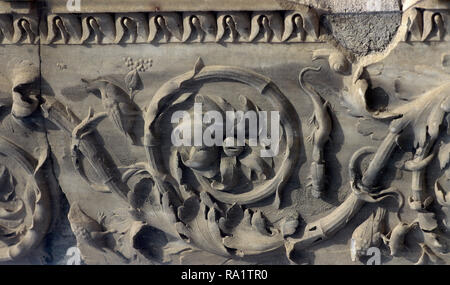 L'Italie. Pompéi. Construction d'Eumachia (VII,9,1). Elle a été érigée au cours de la période de Tiberium (14-37 Ma), à côté du forum public. En délicate relief du portail, décoré de guirlandes de feuilles d'acanthe avec les oiseaux, reptiles et insectes. La Campanie. Banque D'Images