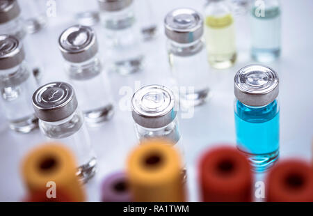 Les flacons de médicaments ainsi que des échantillons de sang dans un hôpital, conceptual image Banque D'Images