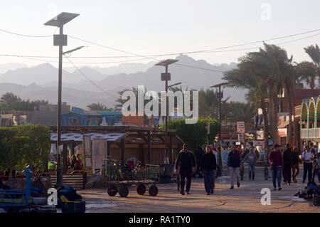 Se promener le long de la rue principale, Dahab, Egypte Banque D'Images