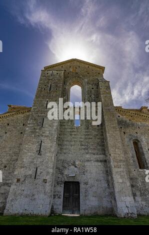 Abbaye de San Galgano vu de la façade Banque D'Images