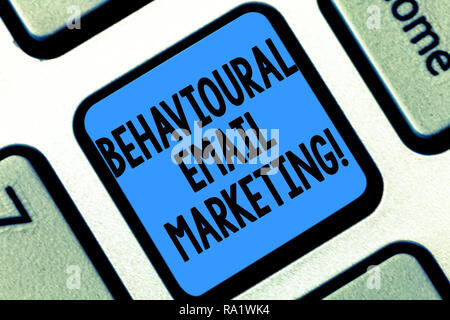 Signe texte montrant Email Marketing comportemental. Photo conceptuelle customercentric base stratégie de message de mise à l'intention de créer une touche de clavier d'ordi Banque D'Images