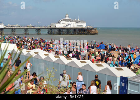 Les foules sur front de mer d'Eastbourne Eastbourne 21-07-2013, au cours Air Show, Eastbourne, East Sussex, UK Banque D'Images