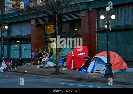 Les personnes sans abri, des tentes sur le trottoir du centre-ville de Vancouver, Vancouver, Colombie-Britannique, Canada Banque D'Images