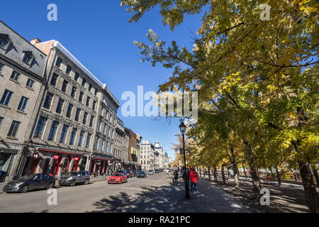 Montréal, Canada - le 4 novembre 2018 : vue sur le Vieux Montréal mer, ou Vieux Montréal, Québec, à l'automne, avec ses feuilles jaunes des arbres et de la pierre b Banque D'Images