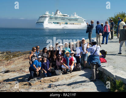 Les touristes asiatiques de prendre une photo de groupe avec un bateau de croisière dans l'arrière-plan, Bar Harbor, Maine, USA. Banque D'Images