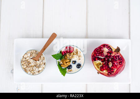 Petit-déjeuner sain avec du yogourt, jus, fruits et baies. Studio Photo Banque D'Images