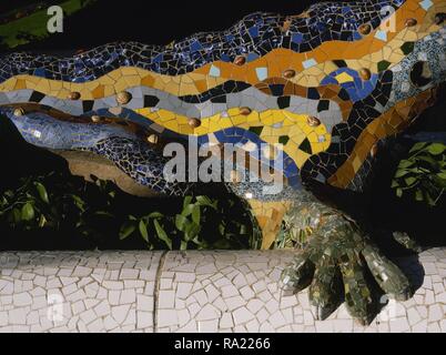 Barcelone, Catalogne, Espagne. Parc Güell, conçu par l'architecte moderniste Antonio Gaudi (1852-1926). Salamandre, fontaine Dragon, connu comme 'le dragon'. Entrée du parc. 1900-1914. Détail. Banque D'Images