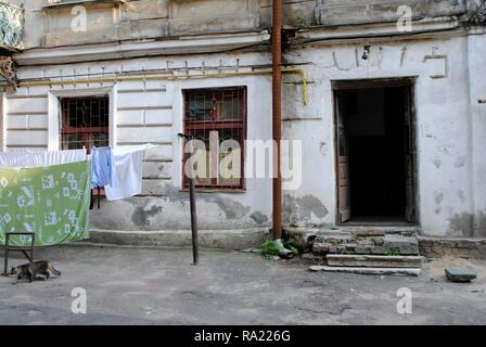 La pauvreté. Les banlieues. Cour intérieure d'une maison avec le séchage des vêtements blanchisserie. Odessa. L'Ukraine. L'Europe de l'Est. Banque D'Images