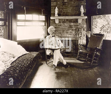 Mark Twain assis dans la chambre Banque D'Images