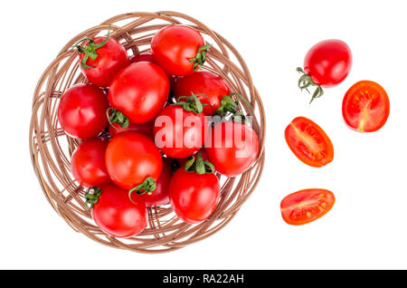 Petit rouge tomates mûres en wicker bol en bois. Studio Photo Banque D'Images