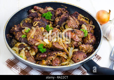 Poêle avec les abats de poulet frit. Studio Photo Banque D'Images