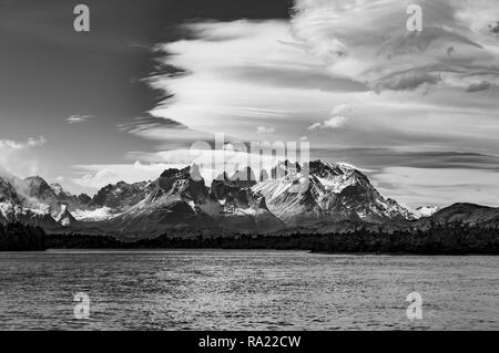 Photographie en noir et blanc du massif Torres del Paine avec les Cuernos del Paine au premier plan et un ciel dramatique, en Patagonie, au Chili. Banque D'Images