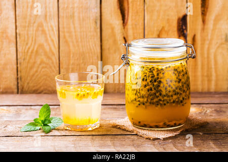 Boissons aux fruits de la passion. Fruit de la passion fait maison dans un bocal en verre et verre Banque D'Images