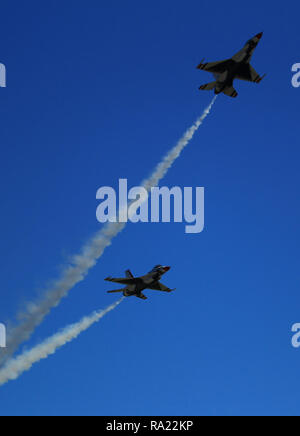 Thunderbirds 5 et 6, une paire de U.S. Air Force F-16 de l'US Air Force, de l'Escadron de démonstration aérienne Nellis Air Force Base, Nevada, survoler Los Alamitos Army Airfield, Base d'entraînement de forces interarmées, Los Alamitos, Californie, le 18 octobre 2018, en arrivant pour le grand meeting aérien du Pacifique à Huntington Beach. Les Thunderbirds ont organisé à la formation de forces interarmées Base pour leurs spectacles au spectacle aérien de trois jours le long de la Californie du Sud, en front de mer. (U.S. Photo de la Garde nationale aérienne Aviateur Senior Housman Crystal) Banque D'Images