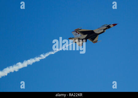 U.S. Air Force Le Major Matt Kimmel vole Thunderbird 6, une armée de l'air F-16 jet de l'US Air Force, de l'Escadron de démonstration aérienne Nellis Air Force Base, Nevada, plus de Los Alamitos Army Airfield, Base d'entraînement de forces interarmées, Los Alamitos, Californie, le 18 octobre 2018, en arrivant pour le grand meeting aérien du Pacifique à Huntington Beach. Les Thunderbirds ont organisé à la formation de forces interarmées Base pour leurs spectacles au spectacle aérien de trois jours le long de la Californie du Sud, en front de mer. (U.S. Photo de la Garde nationale aérienne Aviateur Senior Housman Crystal) Banque D'Images