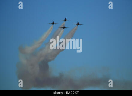 Les Thunderbirds formation diamant composé de quatre U.S. Air Force F-16 de l'US Air Force, de l'Escadron de démonstration aérienne Nellis Air Force Base, Nevada, survole Los Alamitos Army Airfield, Base d'entraînement de forces interarmées, Los Alamitos, Californie, le 18 octobre 2018, en arrivant pour le grand meeting aérien du Pacifique à Huntington Beach. Les Thunderbirds ont organisé à la formation de forces interarmées Base pour leurs spectacles au spectacle aérien de trois jours le long de la Californie du Sud, en front de mer. (U.S. Photo de la Garde nationale aérienne Aviateur Senior Housman Crystal) Banque D'Images