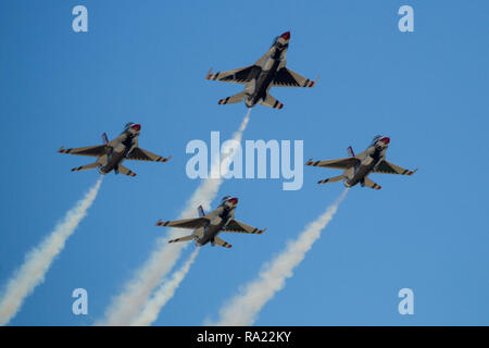 Les Thunderbirds formation diamant composé de quatre U.S. Air Force F-16 de l'US Air Force, de l'Escadron de démonstration aérienne Nellis Air Force Base, Nevada, survole Los Alamitos Army Airfield, Base d'entraînement de forces interarmées, Los Alamitos, Californie, le 18 octobre 2018, en arrivant pour le grand meeting aérien du Pacifique à Huntington Beach. Les Thunderbirds ont organisé à la formation de forces interarmées Base pour leurs spectacles au spectacle aérien de trois jours le long de la Californie du Sud, en front de mer. (U.S. Photo de la Garde nationale aérienne Aviateur Senior Housman Crystal) Banque D'Images