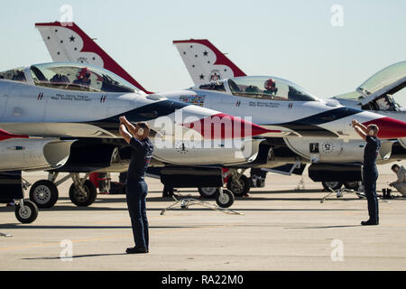 F-16 de l'US Air Force, de l'Escadron de démonstration aérienne Nellis Air Force Base, Nevada, Parc à Los Alamitos Army Airfield, Base d'entraînement de forces interarmées, Los Alamitos, Californie, le 18 octobre 2018, en arrivant pour le grand meeting aérien du Pacifique à Huntington Beach. Les Thunderbirds ont organisé à la formation de forces interarmées Base pour leurs spectacles au spectacle aérien de trois jours le long de la Californie du Sud, en front de mer. (U.S. Photo de la Garde nationale aérienne Aviateur Senior Housman Crystal) Banque D'Images