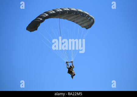 Un soldat de la Garde nationale 5e Bataillon, 19e Groupe des forces spéciales, descend pour un atterrissage au cours d'une haute altitude ouverture haut saut d'entraînement sur la base de la formation de forces interarmées, Los Alamitos, Californie, le 22 février 2018. Les compagnies de parachutistes dans la Californie, Colorado, Utah et gardes nationaux, mené plusieurs sauts au cours de la semaine pour s'entraîner sur un nouveau système de parachute. (U.S. Photo de la Garde nationale aérienne Aviateur Senior Housman Crystal) Banque D'Images