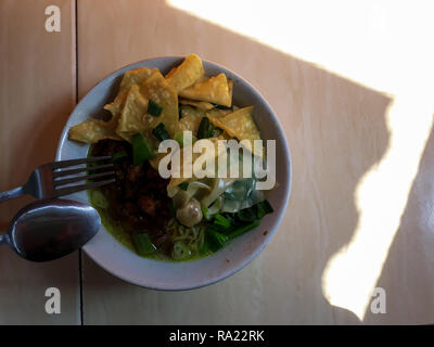 Cuisine traditionnelle indonésienne. Mie Ayam est une nourriture de rue traditionnels Banque D'Images