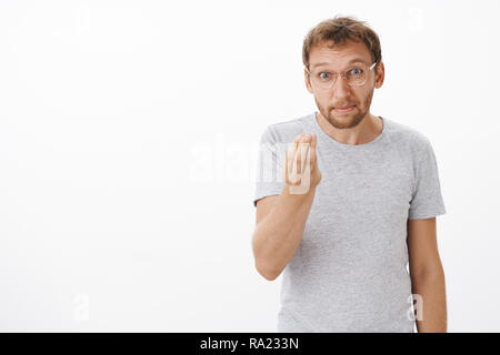 Pas d'argent pas de miel. Portrait de mécontents exigeants funny guy de race blanche dans les verres avec des poils à la recherche de gestes italien lèvres demandaient aux employés où est revenu sur fond blanc Banque D'Images