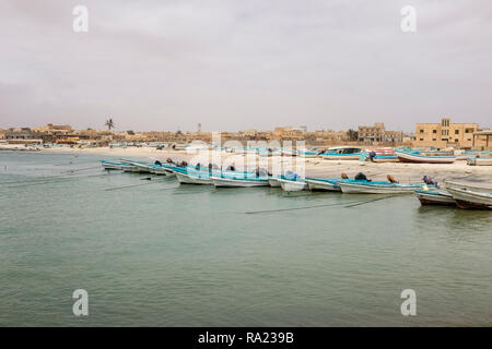 Bateaux de pêche dans la ville côtière de Mirbat, près de Mascate, Oman, province de Dhofar Banque D'Images