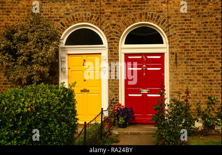 Vintage deux portes géorgiennes les couleurs jaune et rouge, à Dublin, Irlande Banque D'Images