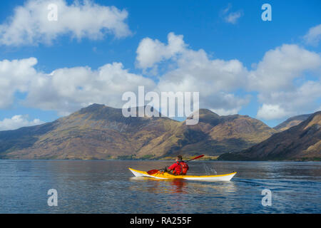 Kayak de mer sur le Loch Hourn, entre Kintail et Knoydart, Highlands, Scotland Banque D'Images