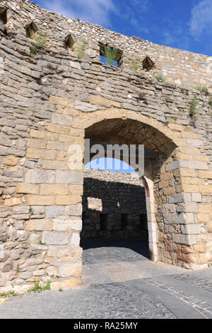 Une porte d'entrée voûtée sur une rue pavée à travers le mur de la ville de la ville médiévale de Morella, CAstellon, Valencia, Espagne Banque D'Images