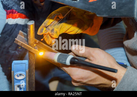 Un travailleur welding metal mains courantes dans les escaliers. En fer forgé dans la maison. Banque D'Images