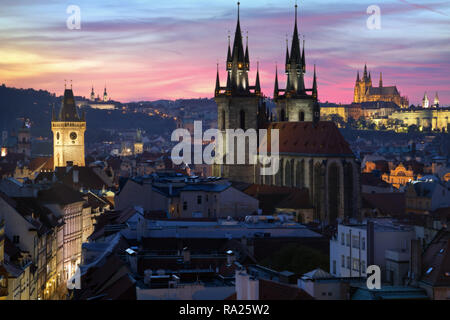 Église Notre Dame de Tyn avant de la tour poudrière, Prague, République tchèque au crépuscule Banque D'Images