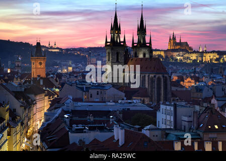 Église Notre Dame de Tyn avant de la tour poudrière, Prague, République tchèque au crépuscule Banque D'Images