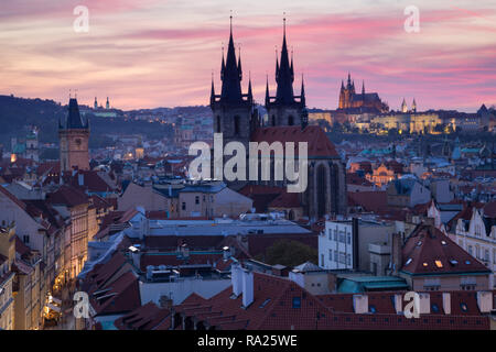 Église Notre Dame de Tyn avant de la tour poudrière, Prague, République tchèque au crépuscule Banque D'Images