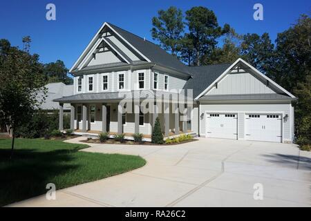 Gris et Blanc. Maison de 2 étages avec un porche dans un quartier de banlieue, riches en Caroline du Nord. Garage vue Banque D'Images