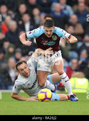 West Ham United's Mark Noble (à gauche) et du Burnley Ashley Westwood bataille pour la balle au cours de la Premier League match à Turf Moor, Burnley. Banque D'Images