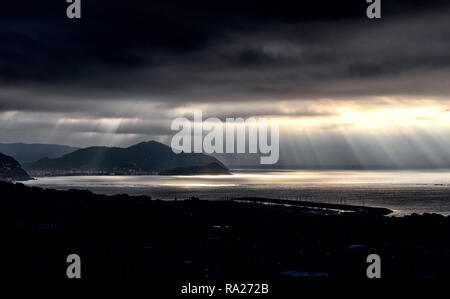 Vue sur les rayons du soleil sur le golfe du Tigullio - mer Ligurienne, Chiavari, Lavagna et Sestri Levante - Italie Banque D'Images