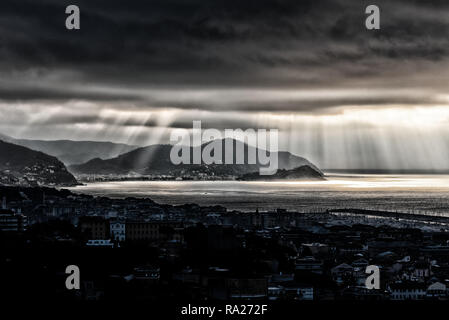 Vue sur les rayons du soleil sur le golfe du Tigullio - mer Ligurienne, Chiavari, Lavagna et Sestri Levante - Italie Banque D'Images