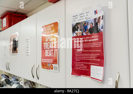 Diverses affiches sur le placard d'une salle de traitement de l'hôpital. Banque D'Images