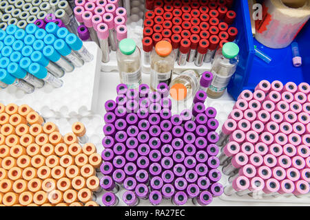 Dans un tiroir de la salle de traitement de l'hôpital contenant différents types de tube vacutainer pour prendre des échantillons de sang. Banque D'Images