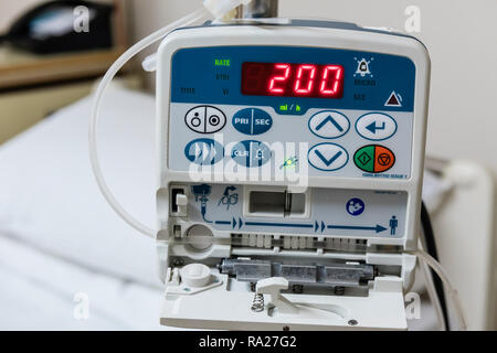Pompe à perfusion goutte-à-goutte dans un hôpital, utilisé pour fournir des doses contrôlées de liquides et de médicaments. Banque D'Images