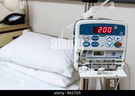 Pompe à perfusion goutte-à-goutte dans un hôpital, utilisé pour fournir des doses contrôlées de liquides et de médicaments. Banque D'Images