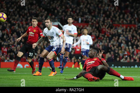 Paul Pogba Manchester United du côté marque son premier but du jeu au cours de la Premier League match à Old Trafford, Manchester. Banque D'Images