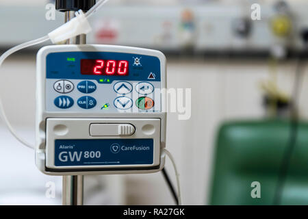 Pompe à perfusion goutte-à-goutte dans un hôpital, utilisé pour fournir des doses contrôlées de liquides et de médicaments. Banque D'Images