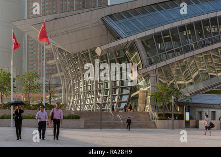 La gare de West Kowloon Hong Kong, la porte d'Hong Kong's high speed rail liens avec la Chine continentale, en fin d'après-midi soleil Novembre. Banque D'Images