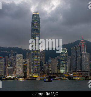 Les majestueuses tours du SFI sur Hong Kong's Central District comme ciel assombrit le pic de l'enveloppe. Banque D'Images