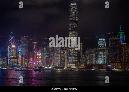 Le spectaculaire port de Hong Kong la nuit avant avec les deux tour de la SFI flanquée de la Banque de Chine et de l'Édifice du Centre Banque D'Images