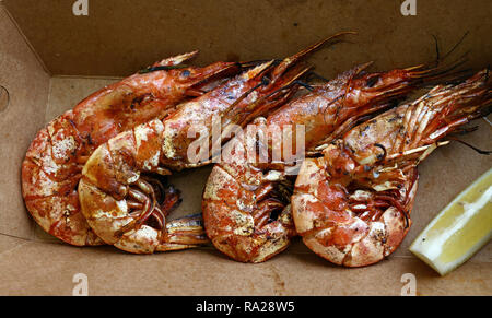 Close up street food brown carton partie de Langoustines grillées ou les grandes crevettes, des high angle view Banque D'Images