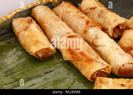 Partie de plusieurs rouleaux de printemps croustillants frits, une cuisine asiatique traditionnelle, snack apéritif servi sur le vert des feuilles de bananier, high angle view Banque D'Images